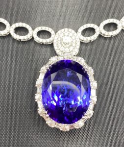 DAs auction diamond necklace