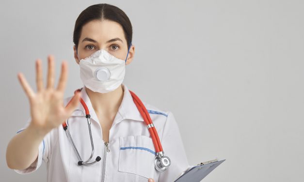 Oficiales de Salud Locales Enfocan la Guía del CDC en Cobertores de Tela para Cara